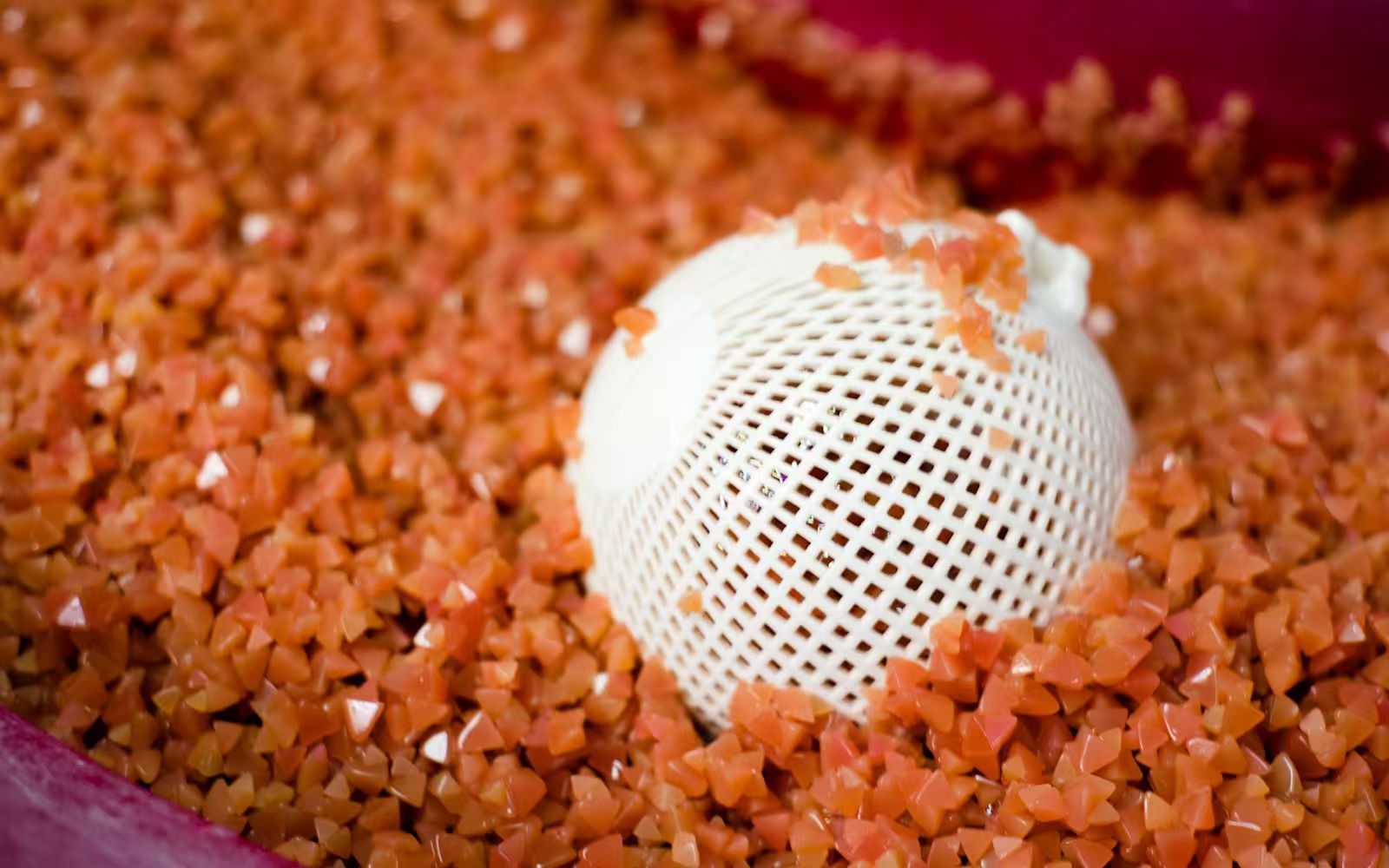 Hoe u de esthetiek van onderdelen kunt verbeteren Ontdek het scala aan oppervlakteafwerkingen en materialen die zorgen voor esthetisch aantrekkelijke, op maat gemaakte onderdelen.